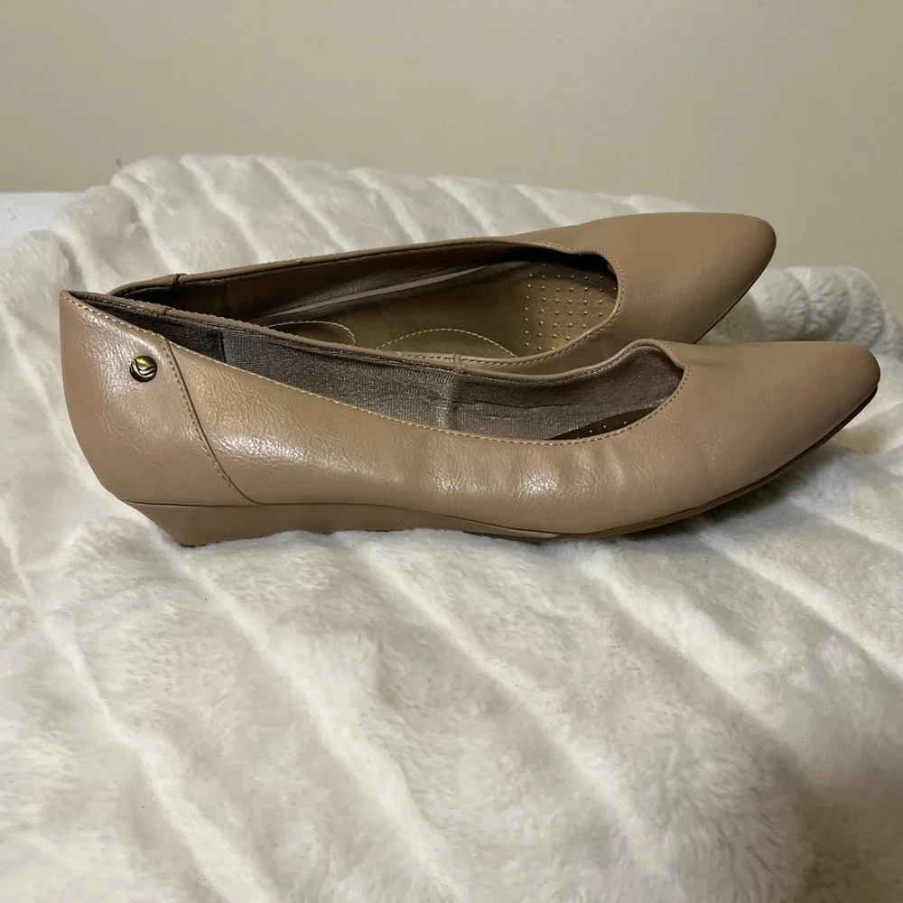 Lifestride Flex Spark 10M Nude Leather Kitten Wedge Workwear Office Summer Work